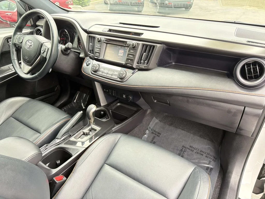 Used 2016 SUPER WHITE Toyota SE image 31