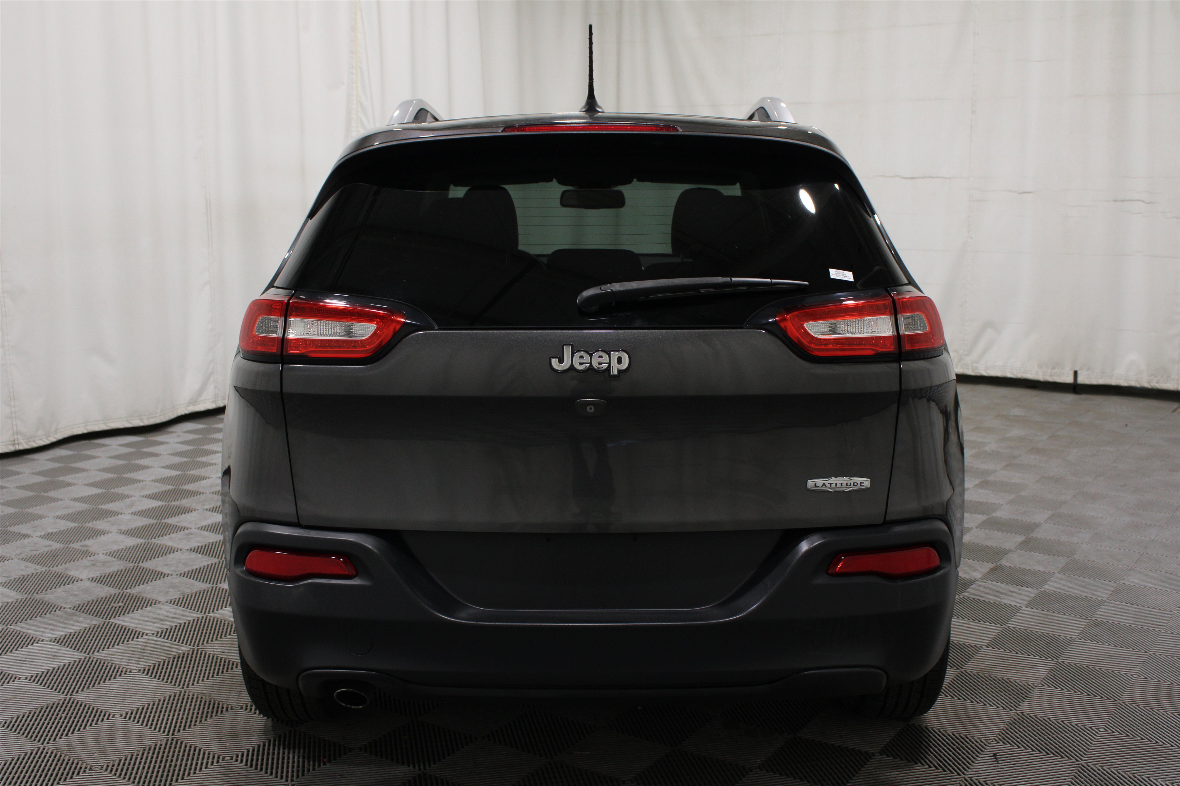 Used 2015 Granite Crystal Metallic Clearcoat Jeep Latitude image 28