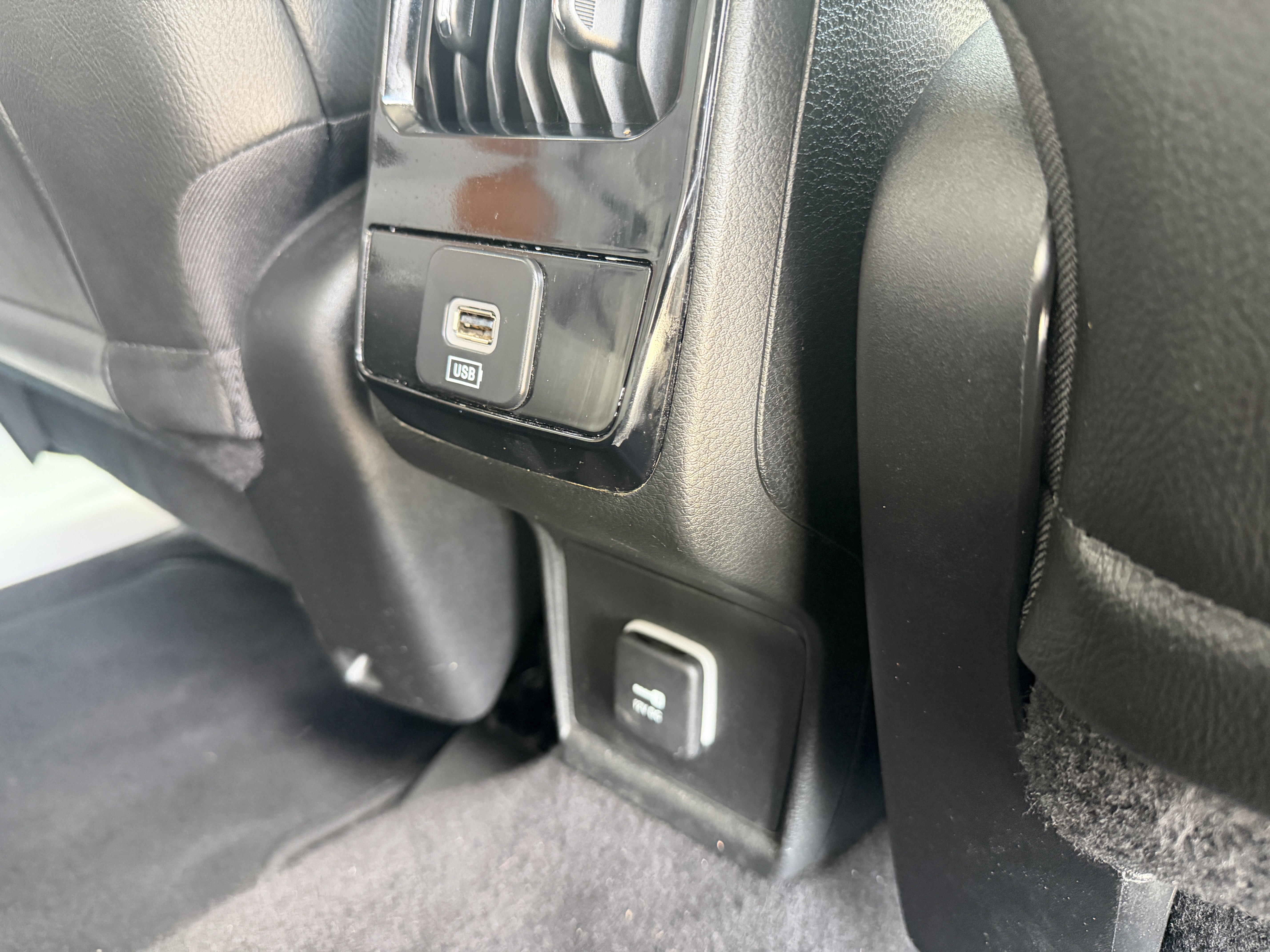Used 2022 Diamond Black Crystal Pearlcoat Jeep Limited image 27