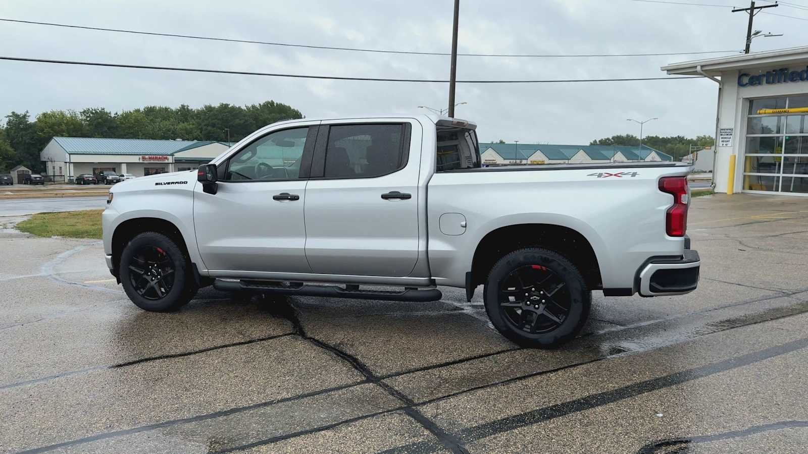 Used 2022 SILVER ICE METALLIC Chevrolet RST image 6