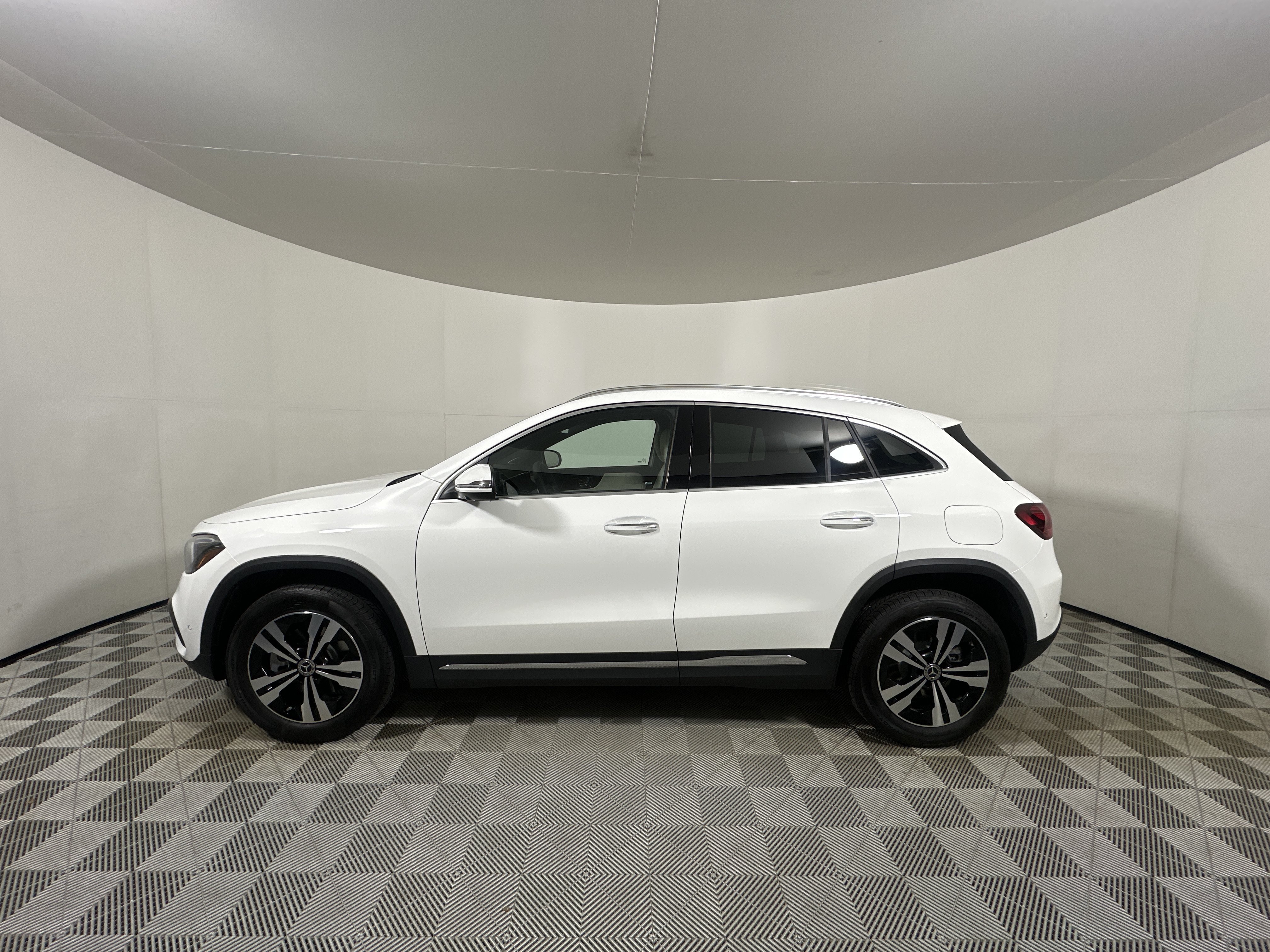 New 2026 Polar White Mercedes-Benz GLA 250 image 32