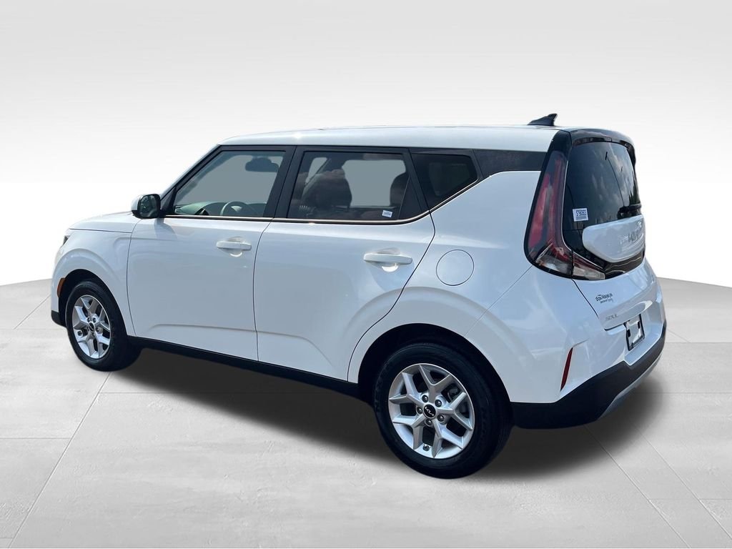 Used 2025 White Kia LX image 4