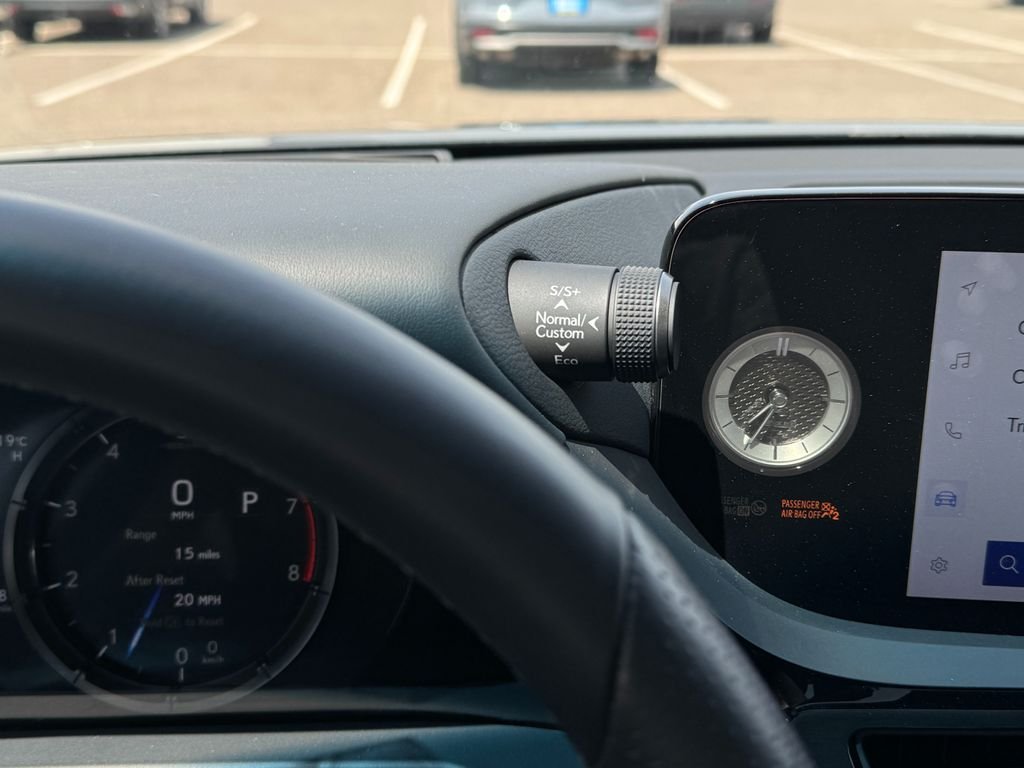 2025 Lexus ES - Photo 27
