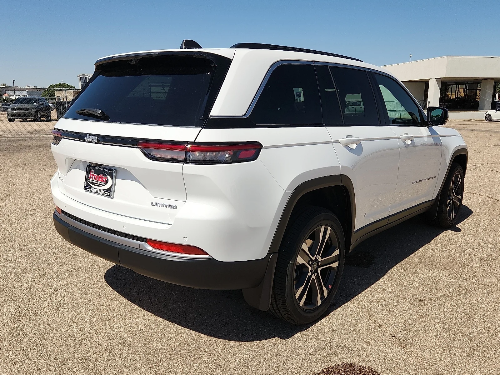 New 2027 Bright White Clear-Coat Paint Jeep LIMITED 4X4 image 4