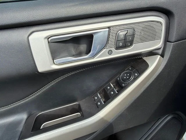 Used 2022 White Ford Limited image 9
