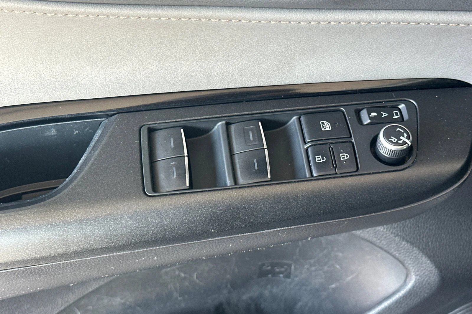 Used 2022 White Toyota LE image 19