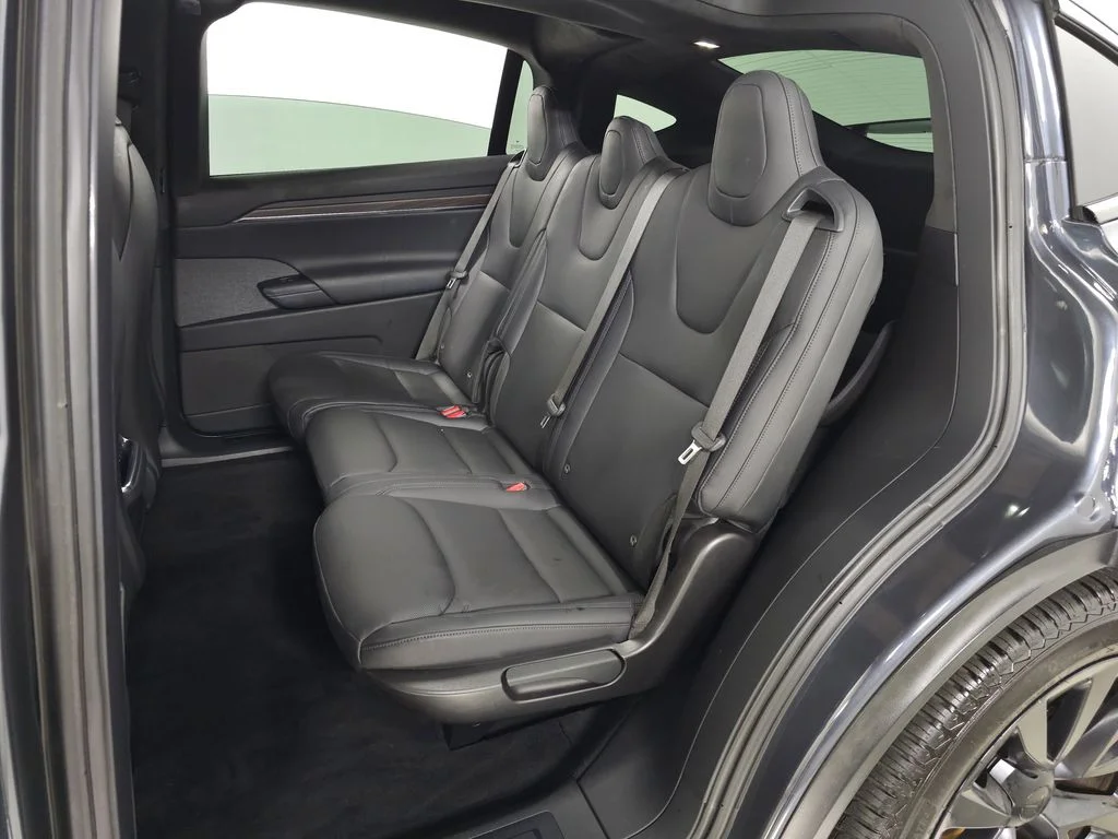 Used 2023  Tesla Standard Range image 33