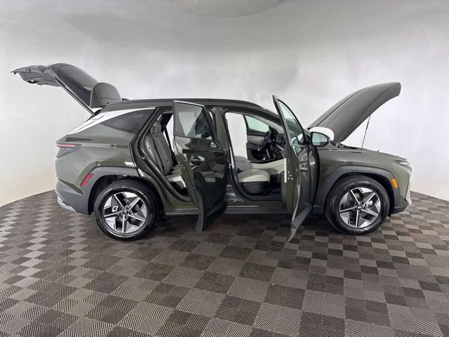 Used 2025 Green Hyundai SEL Convenience image 17