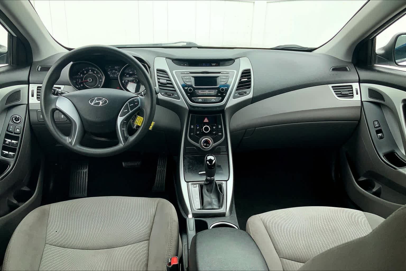 Used 2016 Quartz White Pearl Hyundai SE image 15