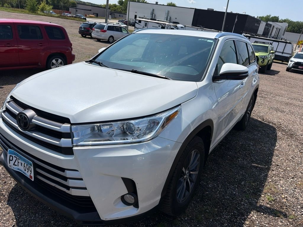 Used 2018 White Toyota XLE image 2