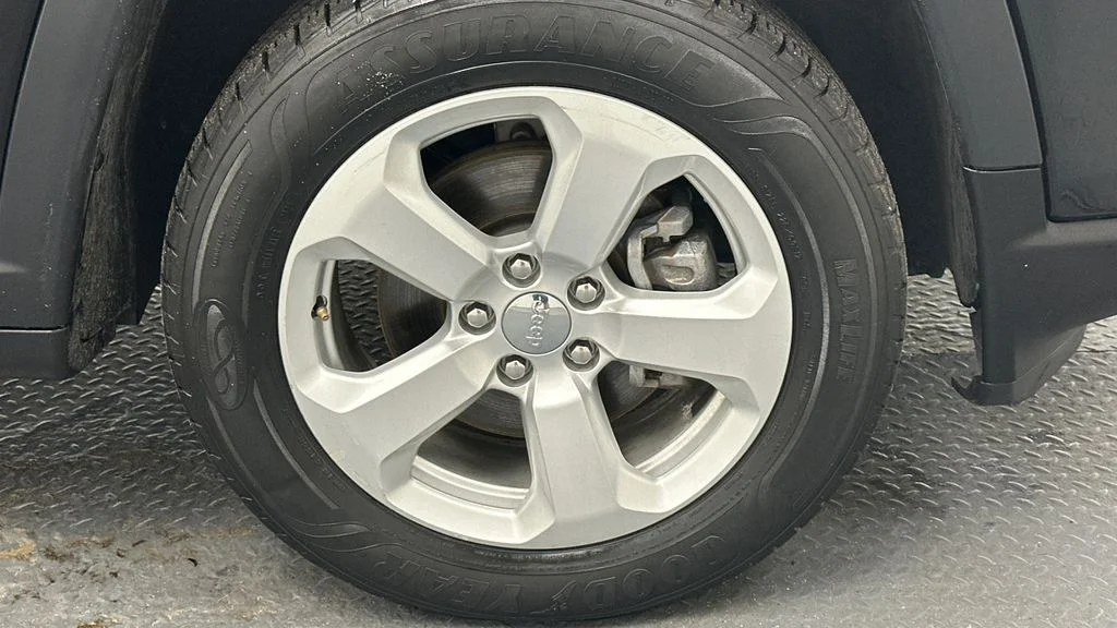 Used 2019 Black Jeep Latitude image 16