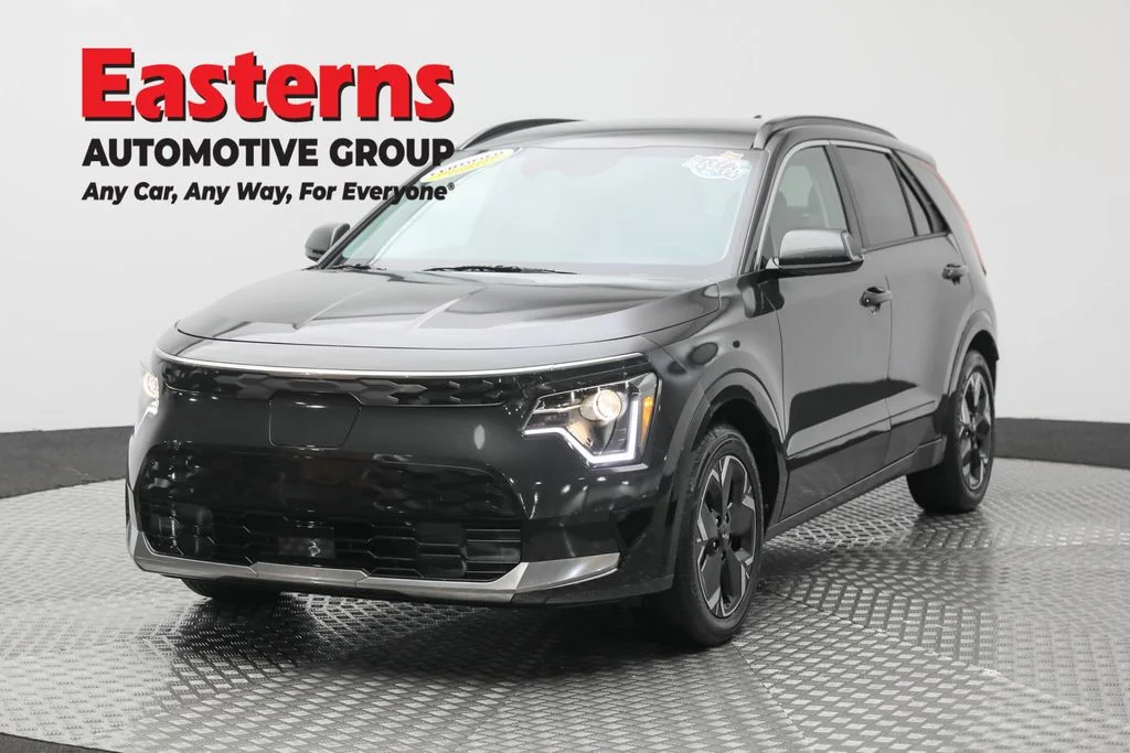 Used 2024 Gray Kia Wind image 1