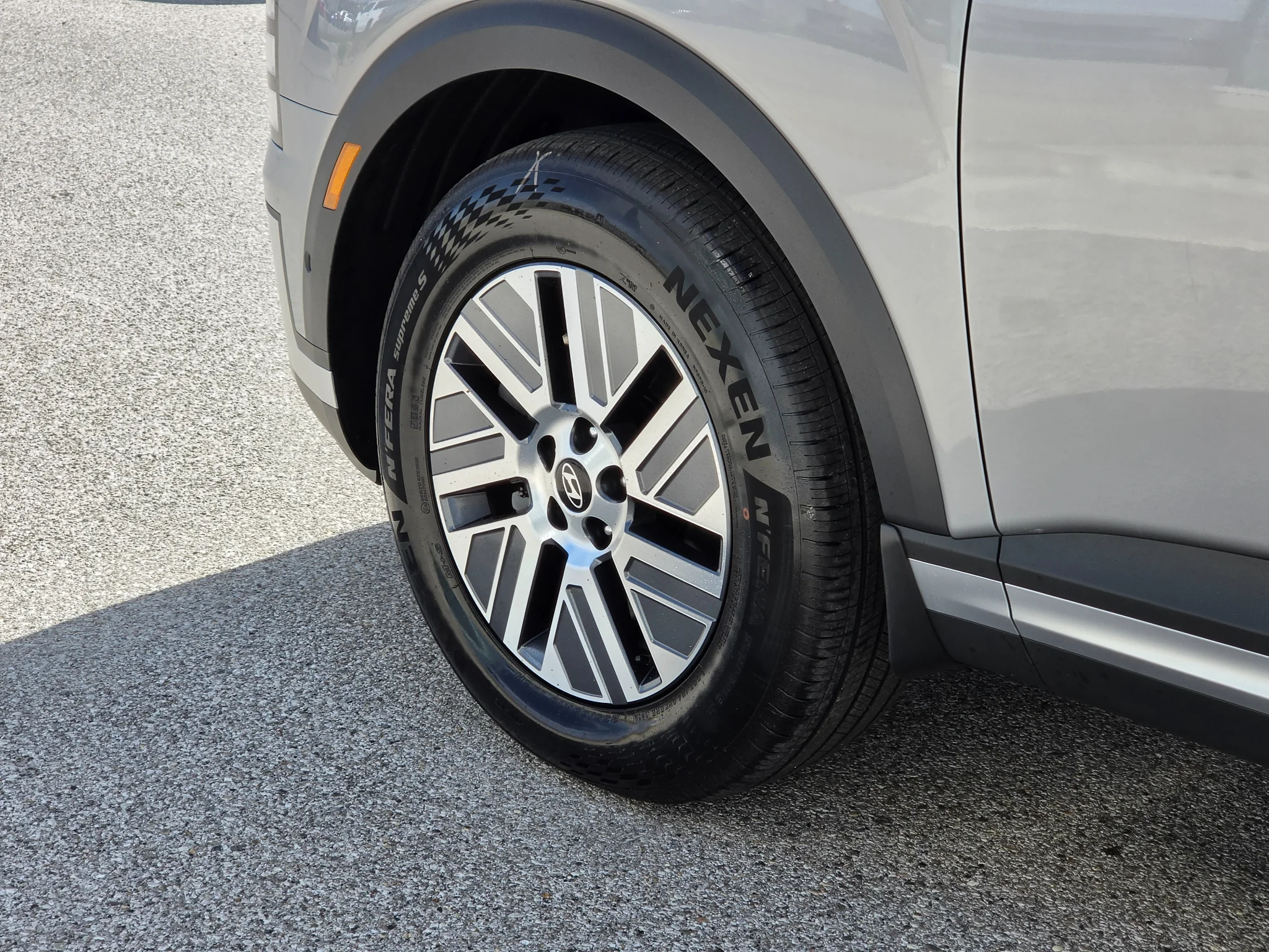New 2027 Shimmering Silver Hyundai SEL Premium 7P image 22