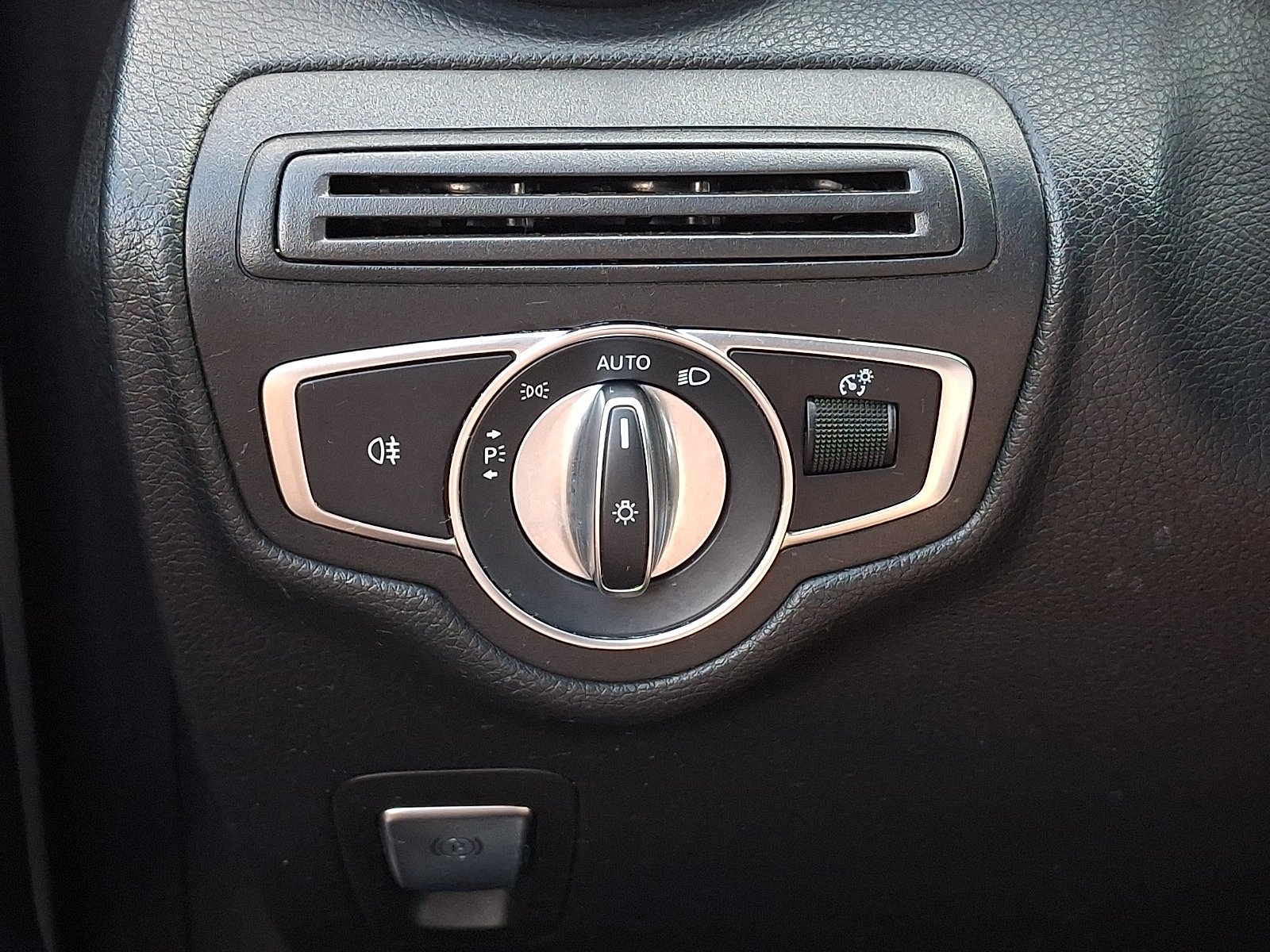 Used 2020 Polar White - 149 Mercedes-Benz 4MATIC® image 24