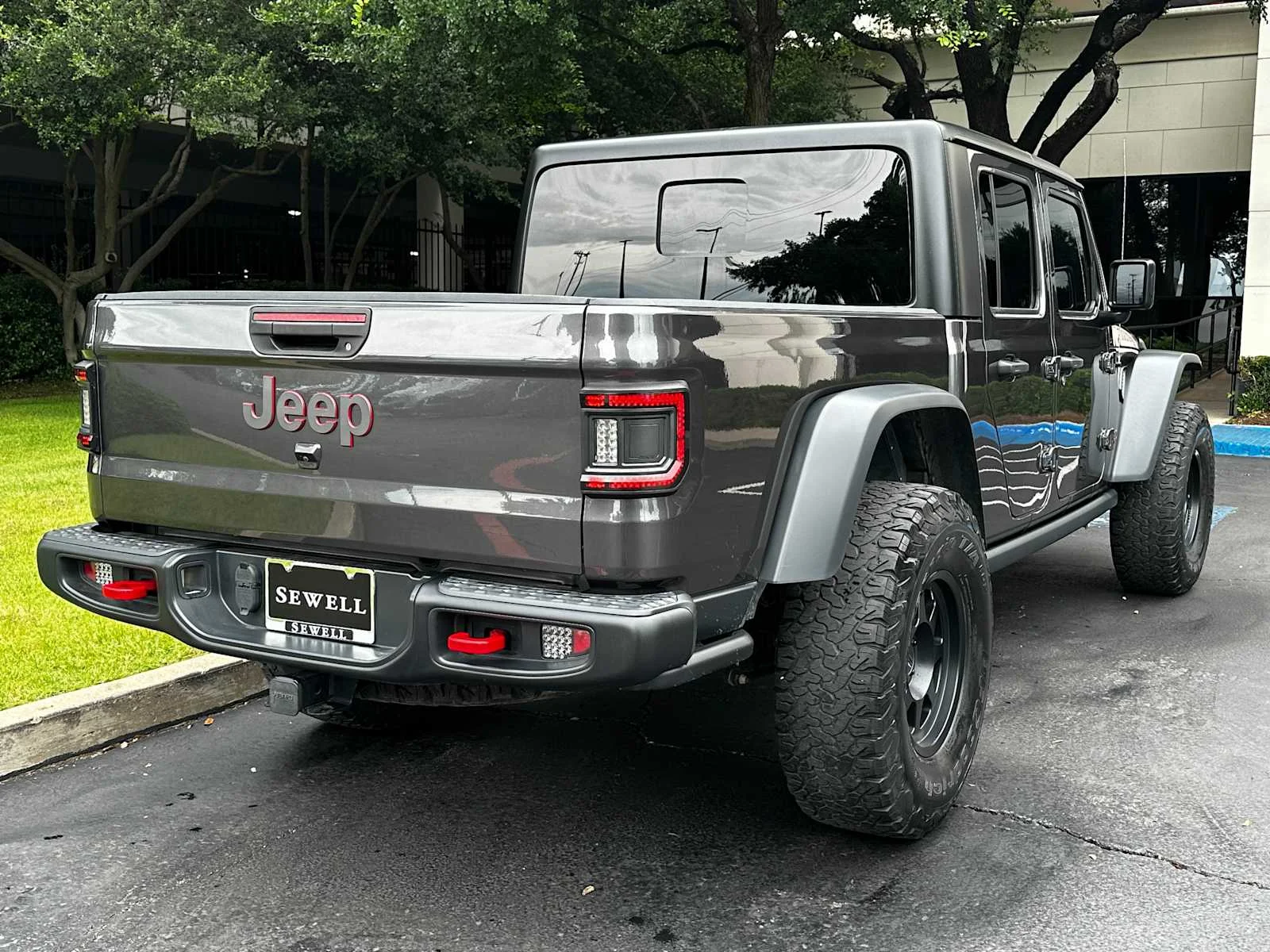 Used 2023  Jeep Rubicon image 4