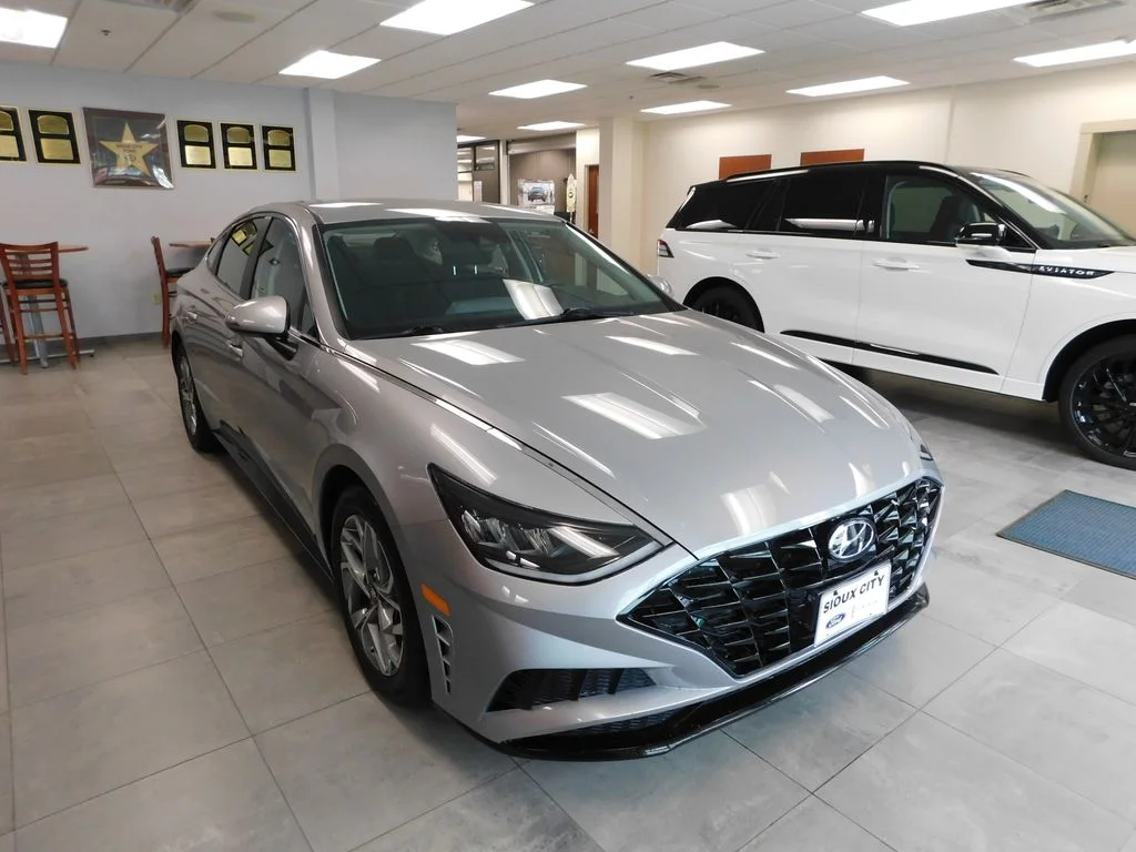 Certified Used 2023 Silver Hyundai SEL image 3