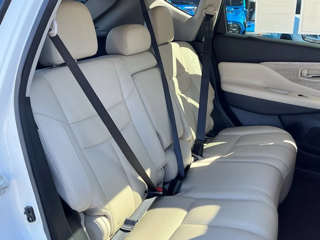 Used 2022 White Nissan SL image 20