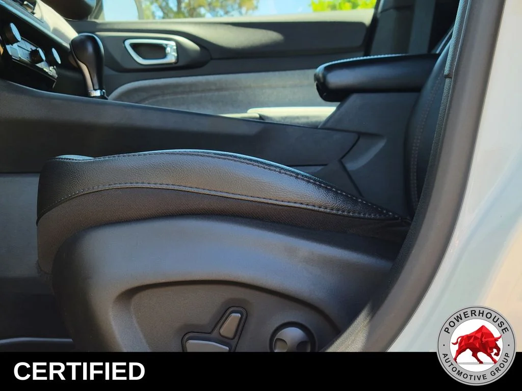Used 2023 White Jeep Latitude Lux image 24