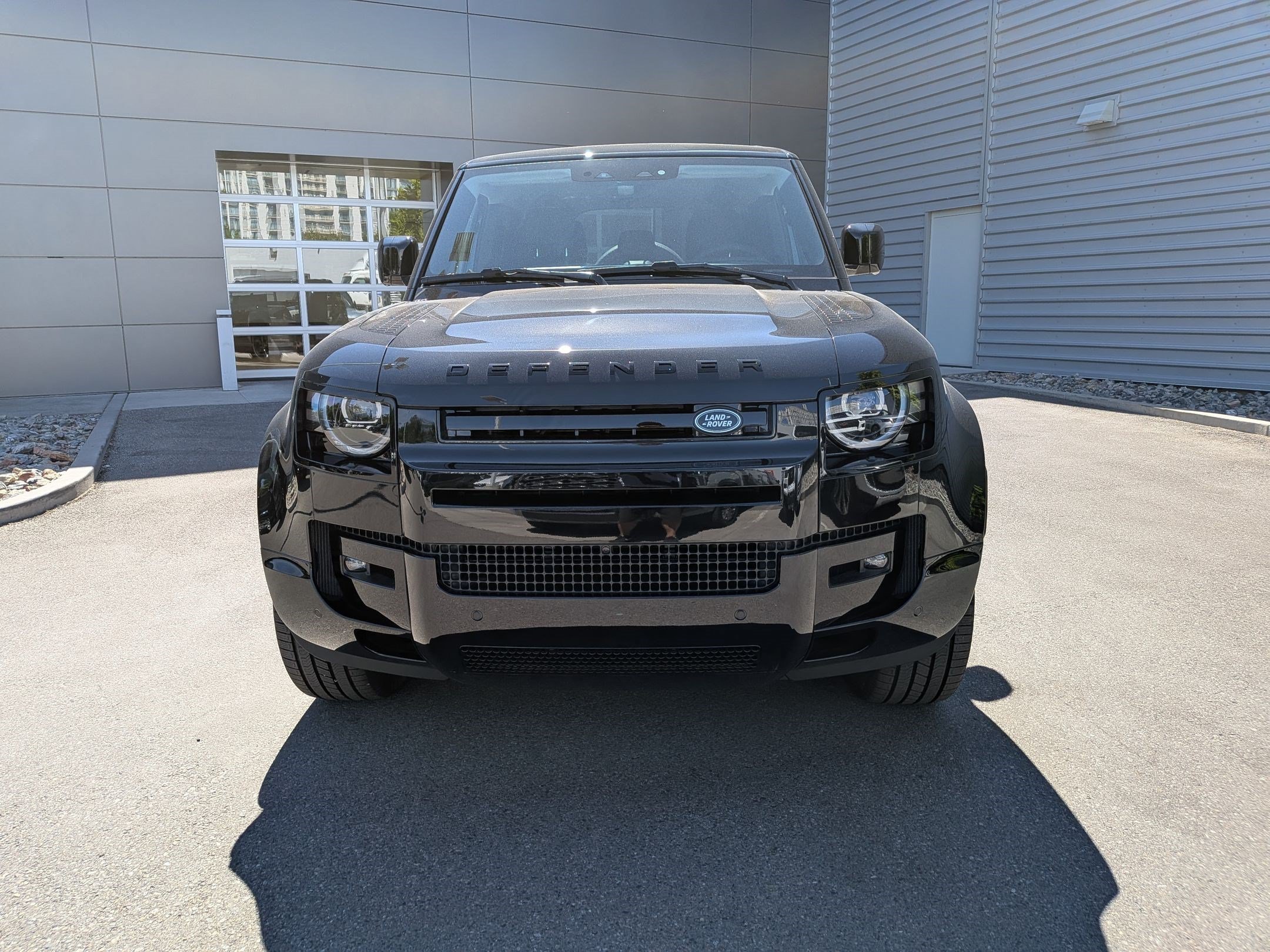 New 2026 Santorini Black Land Rover P400 X-Dynamic SE image 2