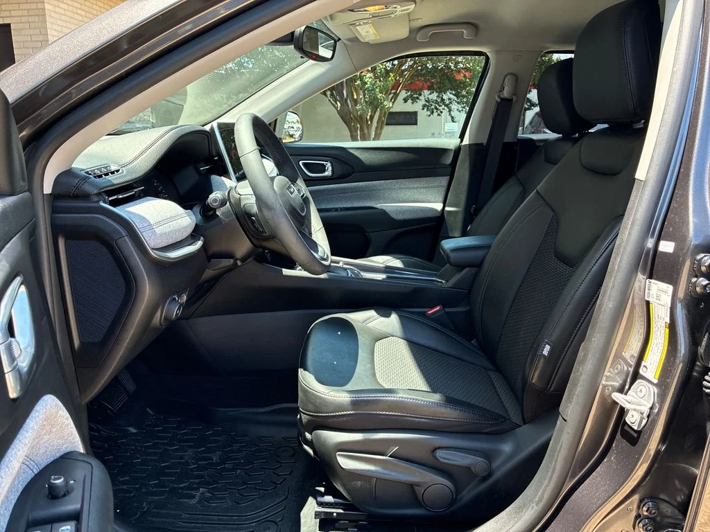 Used 2022 Gray Jeep Latitude image 10