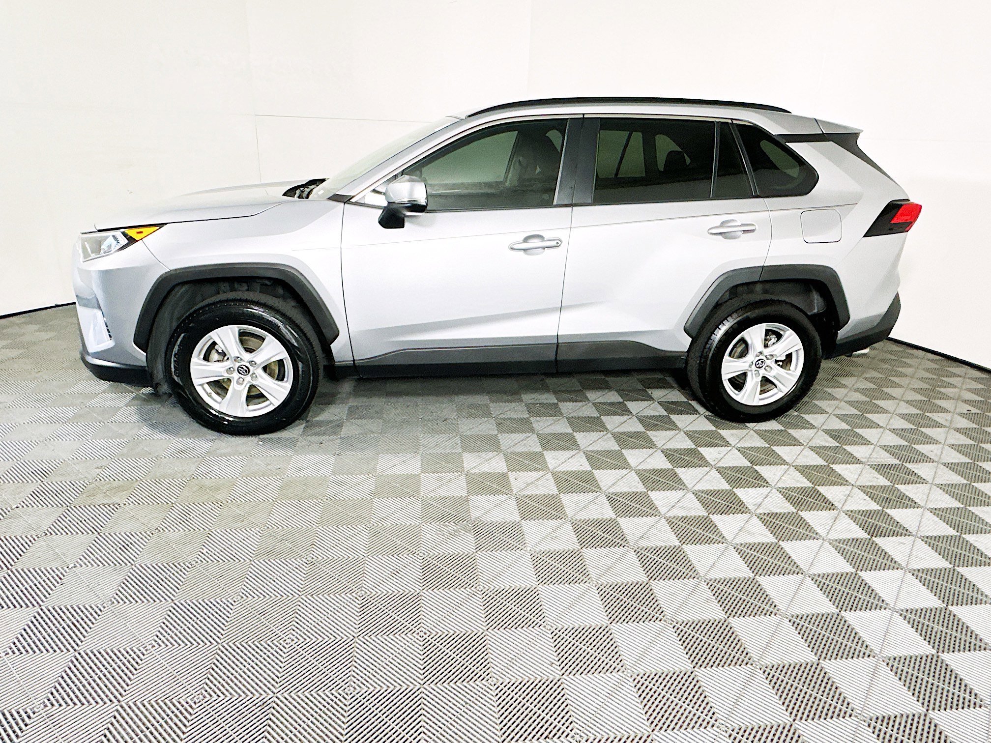 Used 2020 Silver Sky Metallic Toyota XLE image 6
