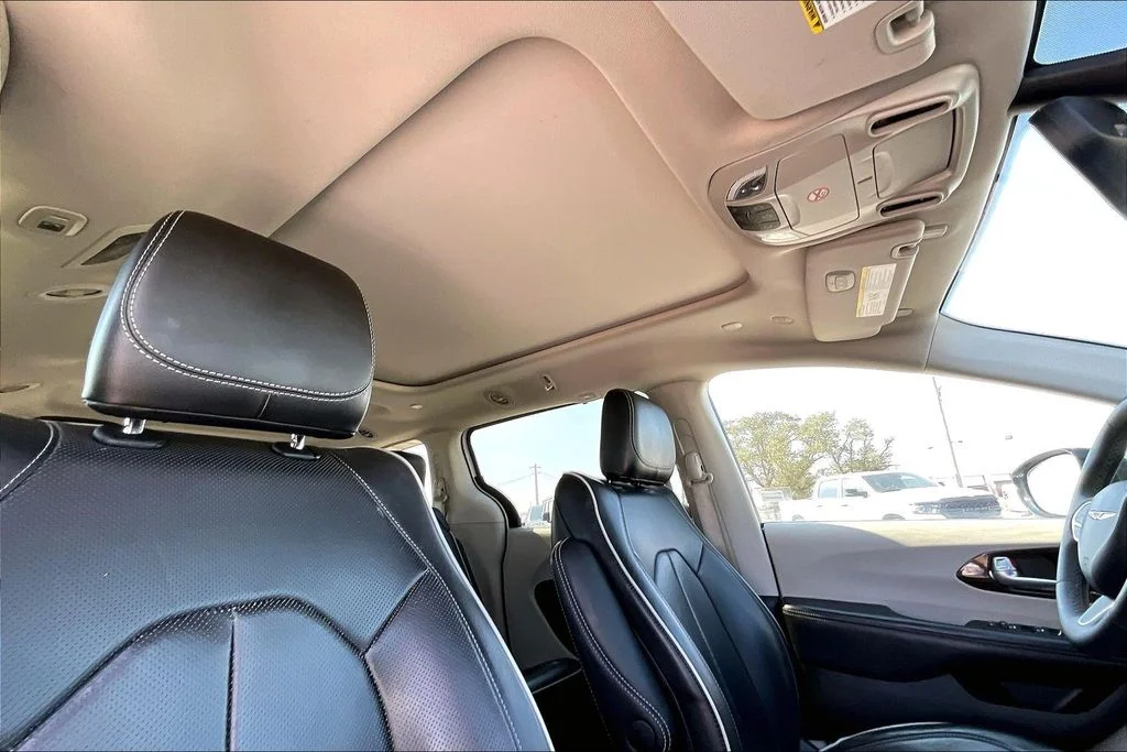 Used 2023 White Chrysler Limited image 28
