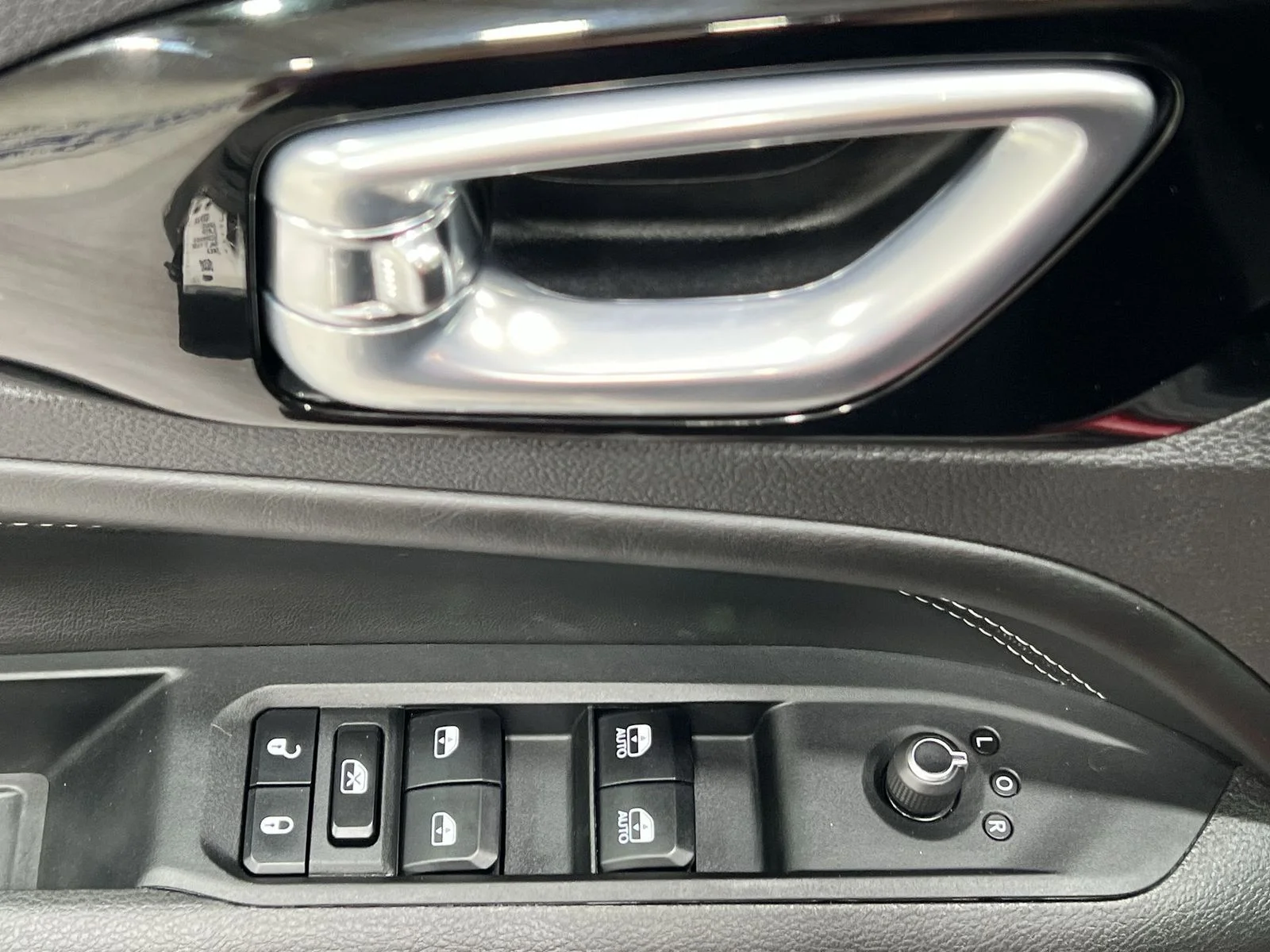 Used 2023 Red Jeep Latitude image 13