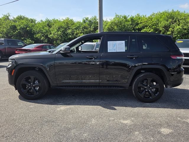 Used 2025 Diamond Black Crystal Pearlcoat Jeep Altitude X image 6