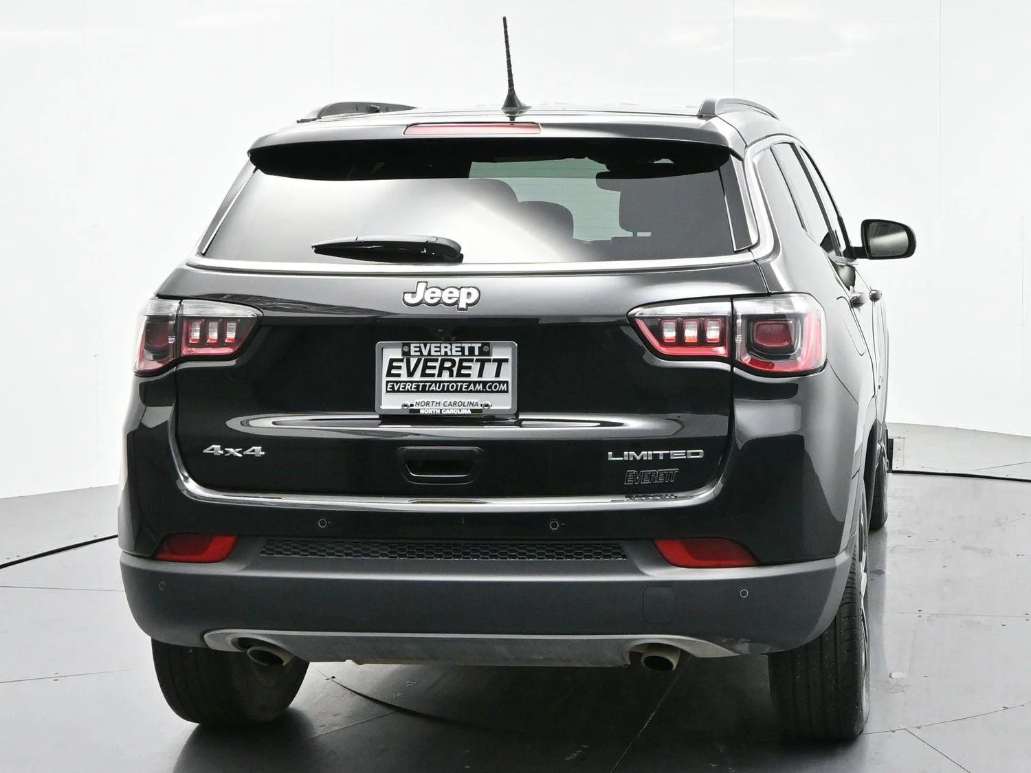 Used 2023 Diamond Black Crystal Pearlcoat Jeep Limited image 6