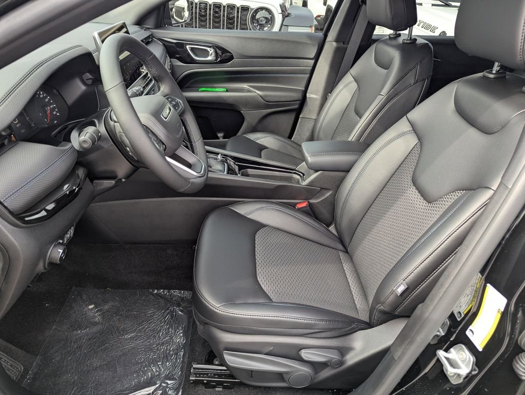 New 2026 Diamond Black Crystal Pearl-Coat Exterior Paint Jeep Latitude image 12