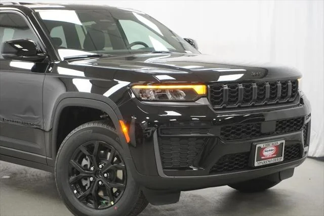 New 2026 Diamond Black Crystal Pearl-Coat Exterior Paint Jeep Laredo image 3