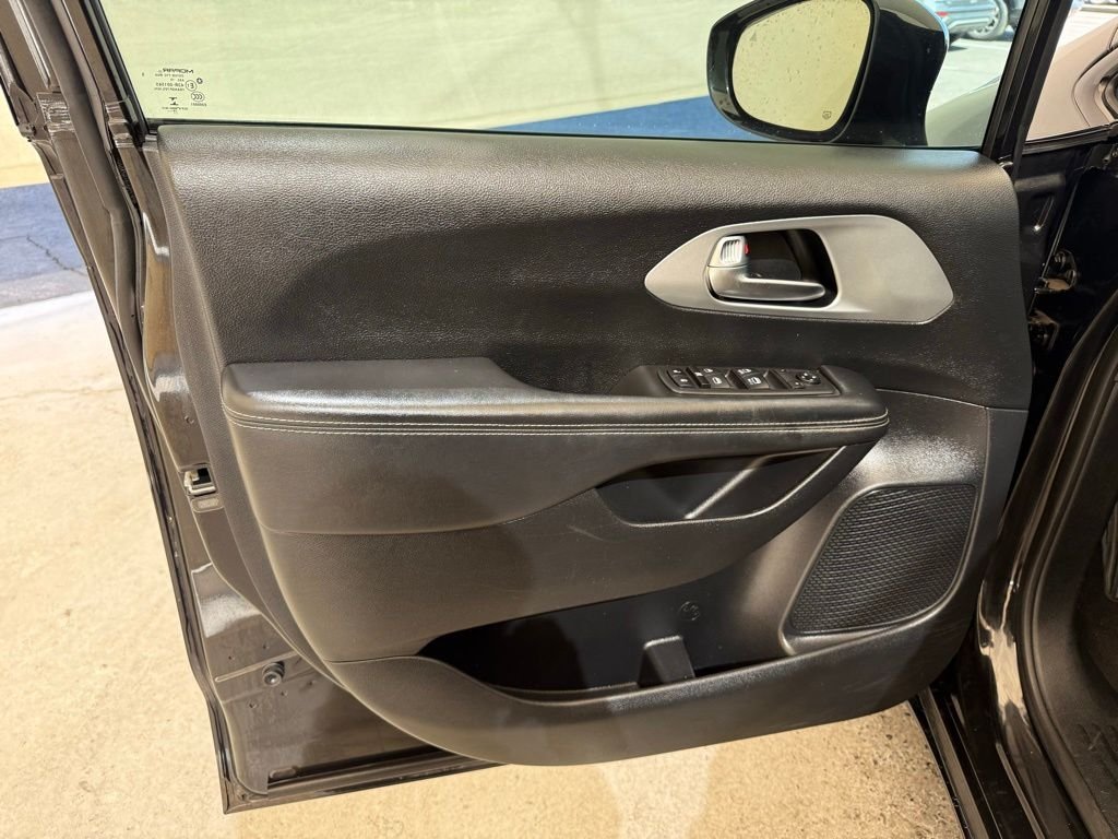 Used 2020 Brilliant Black Crystal Pearlcoat Chrysler Touring image 28