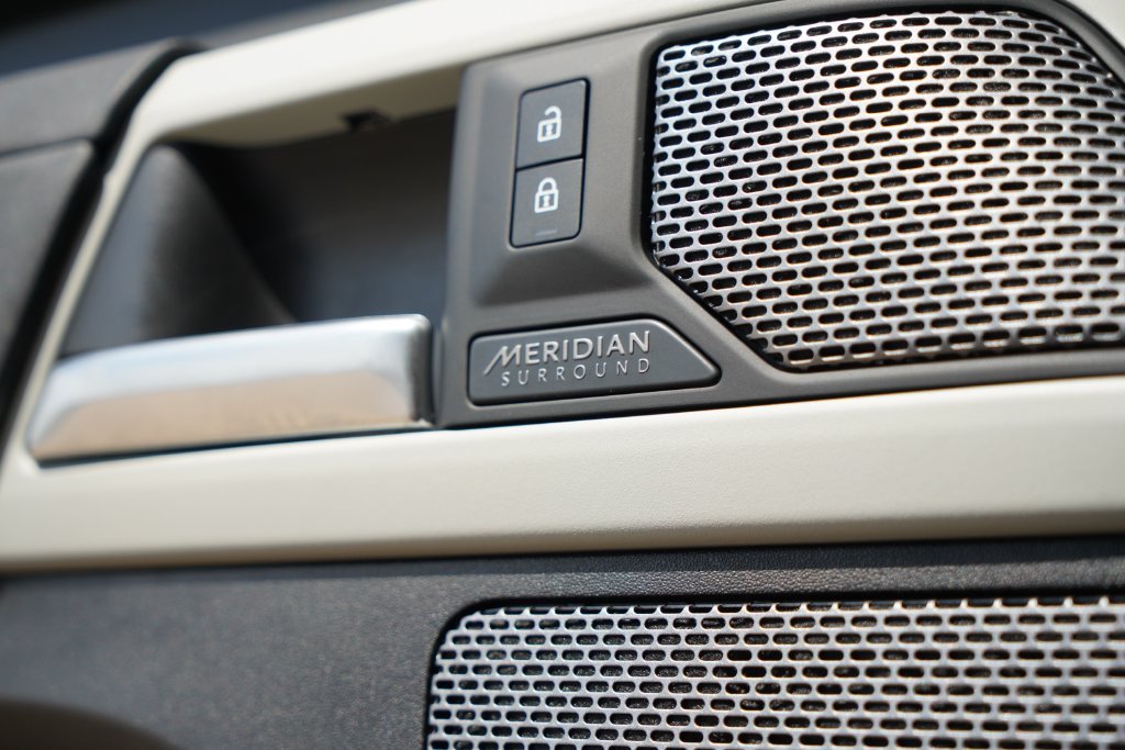 Used 2022  Land Rover X-Dynamic SE image 22