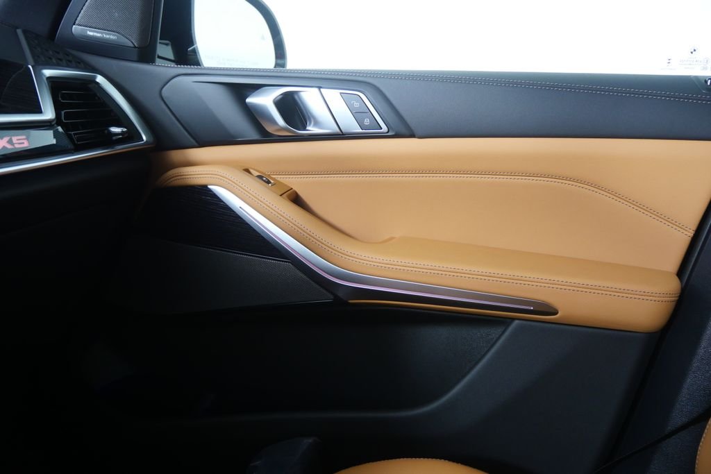 New 2026 Carbon Black Metallic BMW xDrive50e image 25