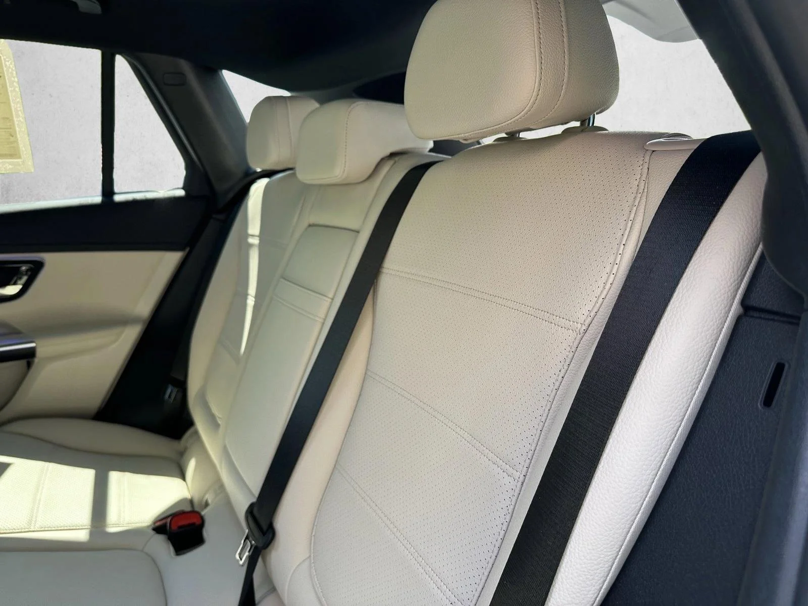 Used 2023 Polar White Mercedes-Benz GLC 300 image 22