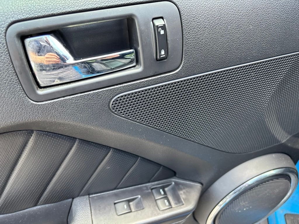 Used 2011 Blue Ford V6 Premium image 5