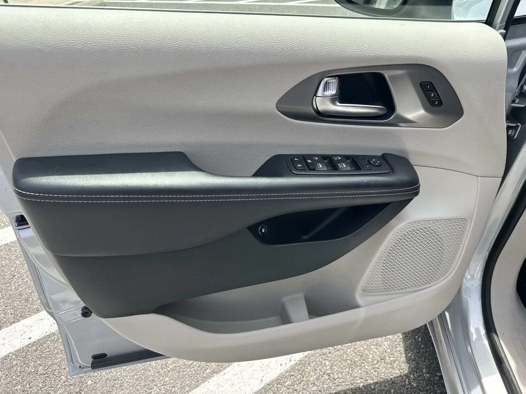 Used 2023 Silver Chrysler Touring L image 18