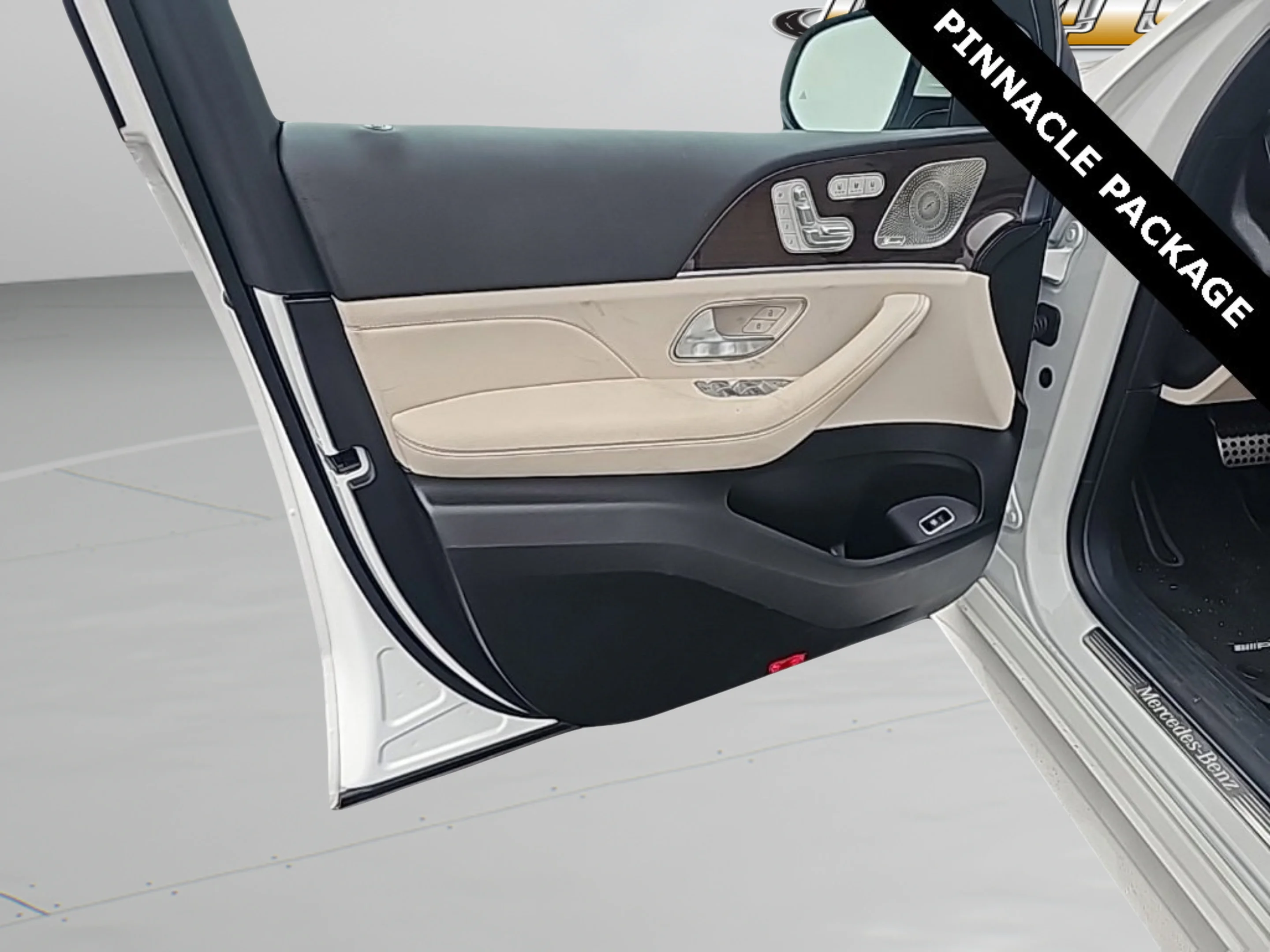 Used 2024 White Mercedes-Benz 4MATIC® image 18