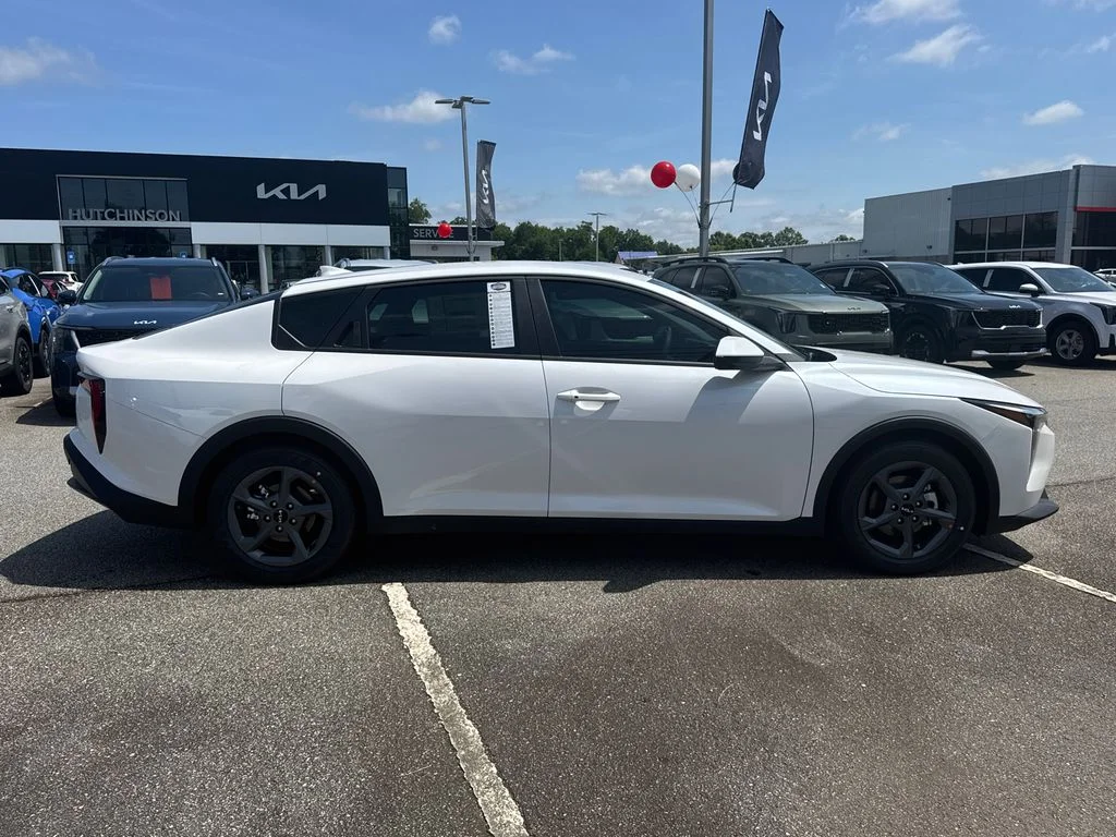 New 2026 Snow White Pearl Kia LXS image 2