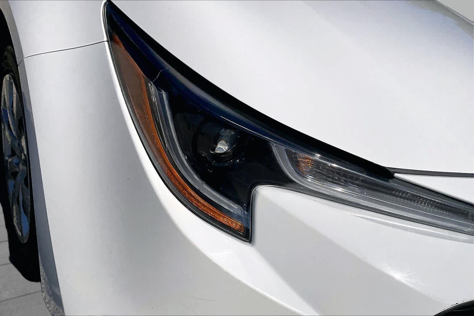 Used 2025 Ice Cap Toyota LE image 27