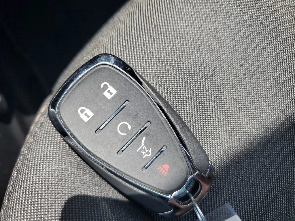 Used 2018 IRIDESCENT PEARL TRICOAT Chevrolet LT image 23