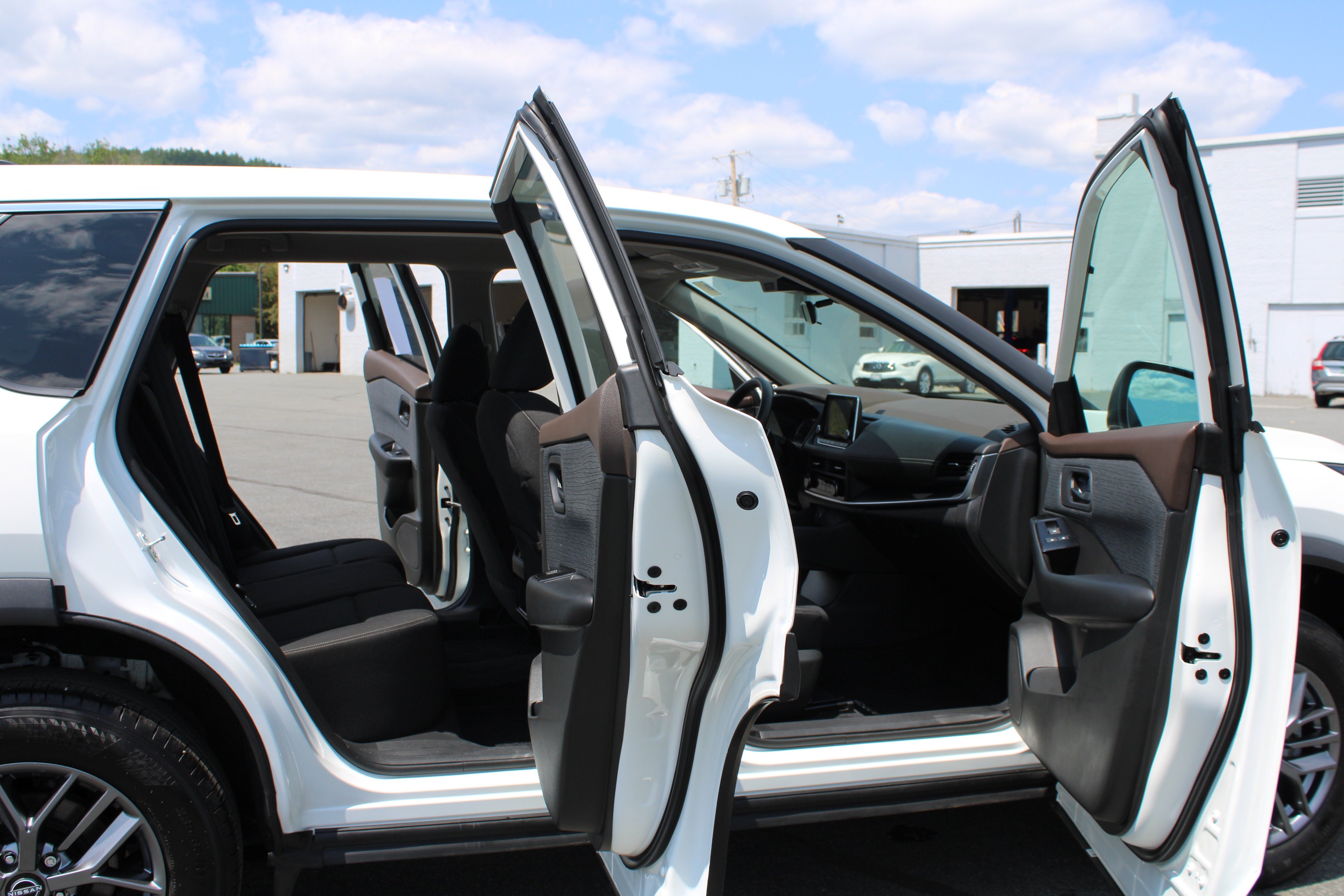 Used 2023 Glacier White Nissan S image 17