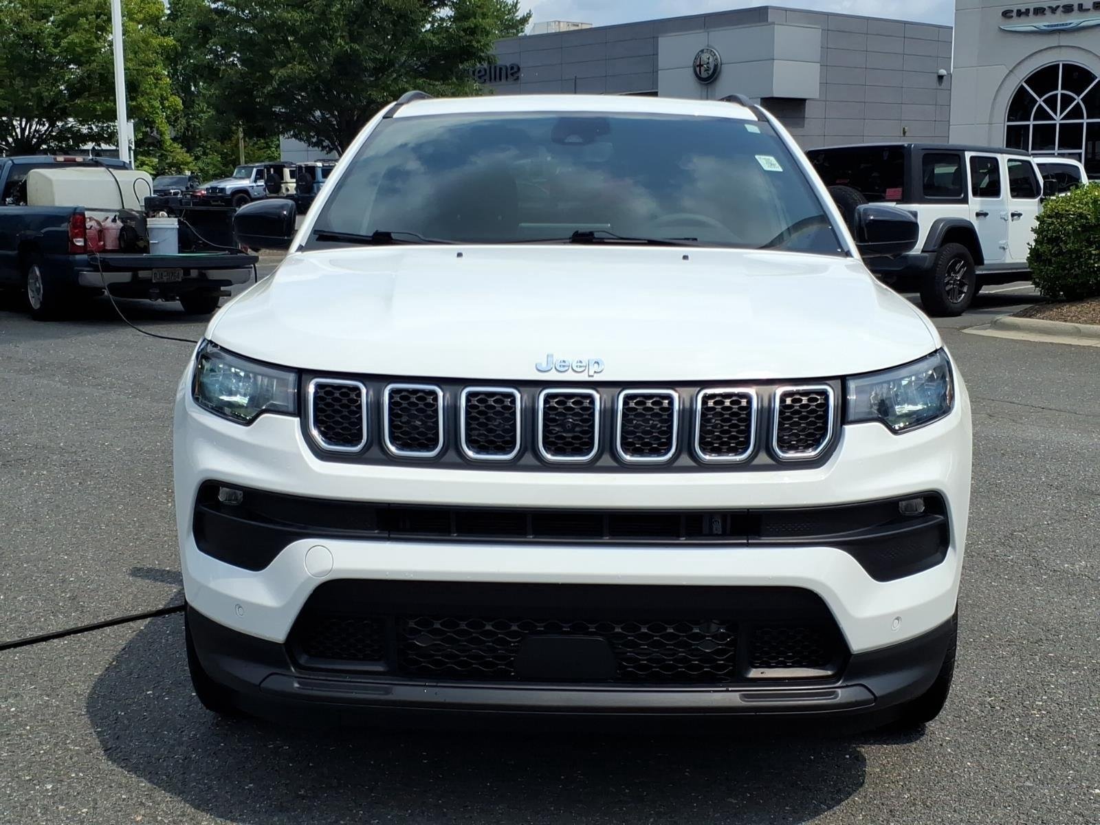 Used 2023 Bright White Clearcoat Jeep Latitude Lux image 14