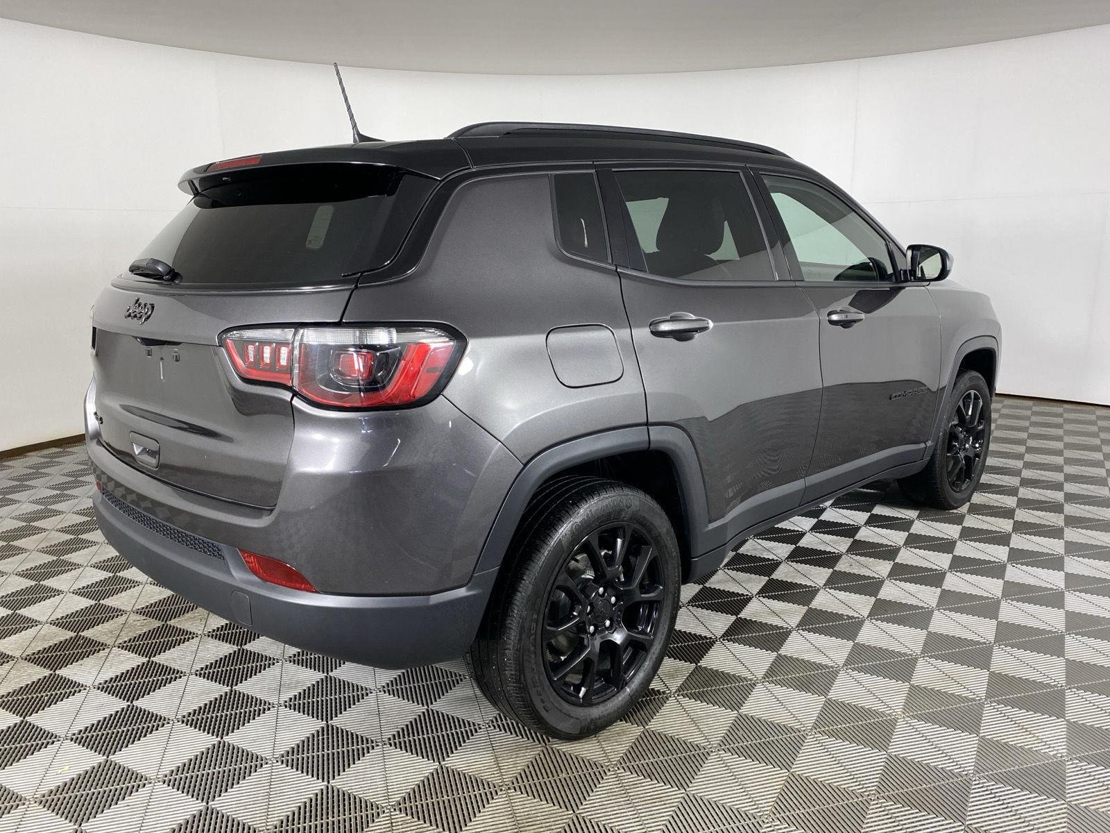 Used 2023 Granite Crystal Metallic Clearcoat Jeep Altitude image 10