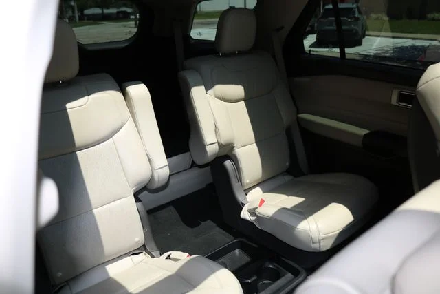 Used 2020 White Metallic Ford Platinum image 42