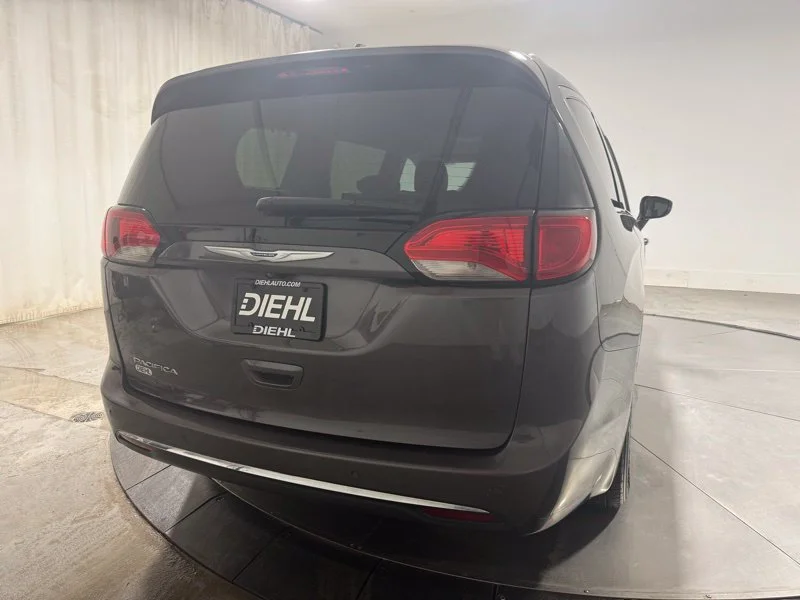 Used 2018 Gray Chrysler Touring L image 7