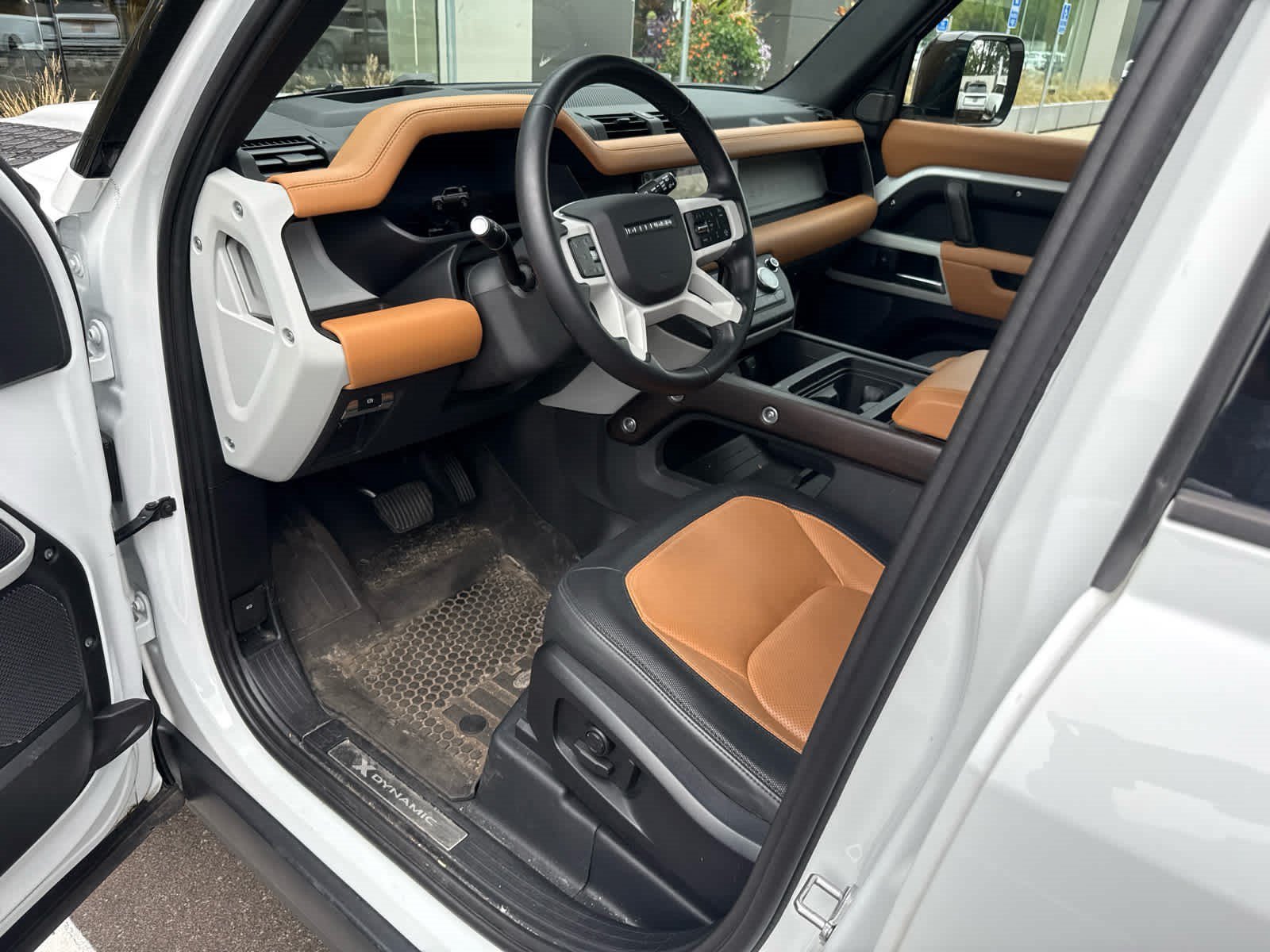 Used 2024 Fuji White Land Rover X-Dynamic SE image 14