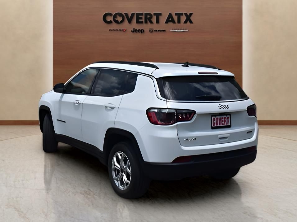 Used 2025 White Jeep Latitude image 3