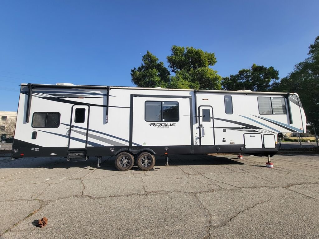 Used 2022  Rogue Toy Hauler image 9
