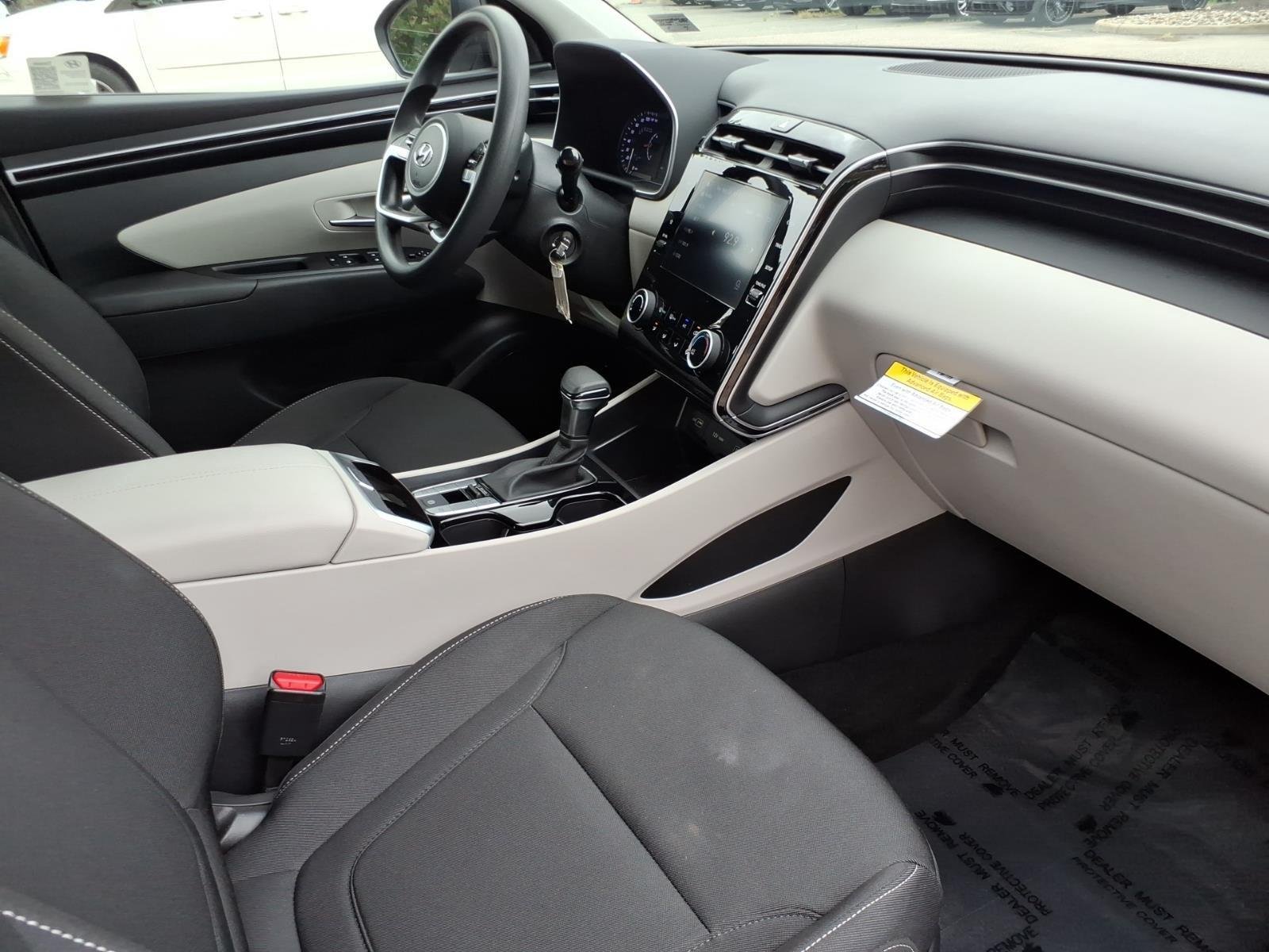 Used 2024 Shimmering Silver Hyundai SE image 24